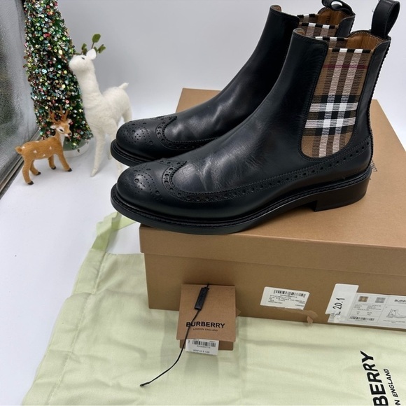 Men’s Burberry vintage check leather Chelsea boots size 42. Made in Italy.